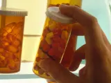 Botes de pastillas en el botiquín de un hogar.