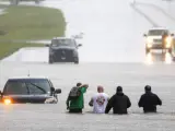 Varios vecinos ayudan a un conductor atrapado por las inundaciones provocadas por el huracán Florence en la ruta 17 cerca de Holly Rodge, en Carolina del Norte.