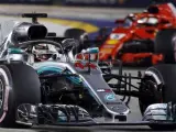 Lewis Hamilton rueda por delante de Sebasitan Vettel durante el GP de Singapur de Fórmula 1.
