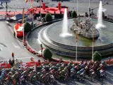 El pelotón de La Vuelta, a su paso por la fuente de Cibeles en Madrid.