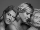 Una de las fotografías de Sergio Lardiez realizadas para el proyecto 'Libres' organizado por Save a Girl Save a Generation. En la imagen, la actriz Maggie Civantos junto a su madre y abuela.