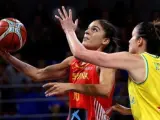 La jugadora de la selección española Marta Xargay entra a canasta ante la australiana Allen, durante el encuentro preparatorio para la Copa del Mundo de Baloncesto FIBA 2018 femenino, en la localidad tinerfeña de La Laguna.