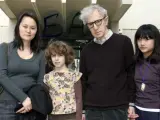 El directo de cine Woody Allen, su mujer Soon Yi y sus hijas Bechet y Manzie durante un viaje a Barcelona en 2010.