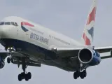 Avi&oacute;n de la compa&ntilde;&iacute;a a&eacute;rea inglesa 'British Airways' aterrizando en el aeropuerto Heathrow, en Londres.