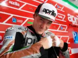 Aleix Espargaró, en el box de Aprilia durante un Gran Premio.cc