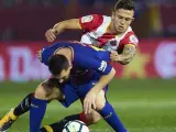 El delantero argentino del FC Barcelona, Leo Messi (i), protege el balón ante el acoso del centrocampista colombiano del Girona, Bernardo Espinosa.