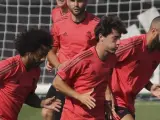 Álvaro Odriozola, en el centro, participa en un entrenamiento del Real Madrid.