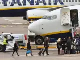Pasajeros entrando en un avi&oacute;n de la compa&ntilde;&iacute;a Ryanair.