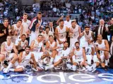El Real Madrid celebra el título de campeón de la Supercopa de baloncesto.