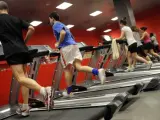 Varias personas haciendo ejercicio en un gimnasio.