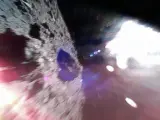 Imagen captada por un robot de la agencia espacial japonesa (JAXA) de la superficie del asteroide Ryugu.