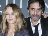 La cantante Vanessa Paradis y el escritor y director de teatro Samuel Benchetrit, en París el pasado mes de marzo.