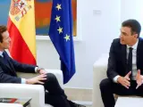 Sánchez y Casado, durante la reunión en La Moncloa.