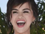 La cantante Selena Gomez escoge un vestido con estampado floral para acudir a la premier de 'Hotel Transilvania'.