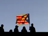 Varias personas ondean una estelada.