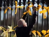 Lazos amarillos en la verja del Parlament.