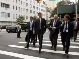 El presidente del Gobierno, Pedro Sánchez, camina por la Quinta avenida en la ciudad de Nueva York (EE UU).