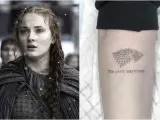 Sophie Turner, conocida como Sansa en la exitosa serie de HBO, tiene la insignia de la casa Stark tatuada en su brazo con la siguiente frase: "La manada sobrevive".