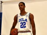 Shareef O'Neal, hijo de Shaquille O'Neal, durante su presentación con la camiseta de UCLA.