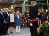 El presidente de la Generalitat de Cataluña Carles Puigdemont(i), junto a los miembros del Govern en la ofrenda floral al monumento a Rafael Casanova con motivo de la celebración de la Diada, en Barcelona.