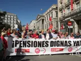 Imagen de la manifestación de este lunes de los jubilados en Madrid, que vuelven a tomar las calles de toda España reclamando pensiones dignas.