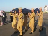 Trabajadores de la compañía 'Air Navigation Indonesia' transportan el cuerpo de su compañero fallecido.