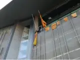 Los CDR quitán la bandera de España de la delegación de la Generalitat en Girona.