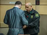 Un agente quita las esposa al español Pablo Ibar a su llegada al tribunal en Fort Lauderdale, Florida.