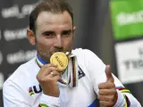 Alejandro Valverde, con su medalla de oro en el Mundial de ciclismo en ruta 2018, celebrado en Innsbruck (Austria).