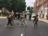 Manifestantes armados vestidos de camuflaje y con equipo táctico marchan por las calles de Charlottesville, Virginia (EE UU), durante una manifestación de supremacistas blancos en agosto de 2017.