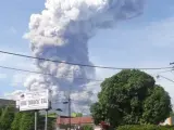El volcán Soputan escupe ceniza tras entrar en erupción, en Minahasa (Indonesia).