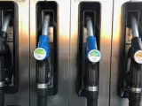 Surtidor de gasolinera con las nuevas etiquetas para las gasolinas.