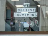 Empleados del Congreso de EE UU, en Washington, observan a manifestantes contra la confirmación del nominado a la Corte Suprema Brett Kavanaugh, tras un mensaje en el que se lee "Creemos a las supervivientes".