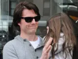 El actor Tom Cruise con su hija Suri, en calles de Nueva York (Estados Unidos), en 2011.