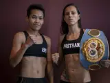 Joana Pastrana y Siriporn Thaweesuk posan tras el pesaje antes del combate que las enfrentó en Madrid.