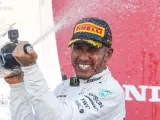 Lewis Hamilton celebra la victoria en el GP de Japón de Fórmula 1.