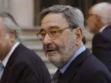 El ex presidente de Catalunya Caixa Narcís Serra acompañado por su abogado Pau Molins a su llegada esta mañana a la Audiencia de Barcelona.
