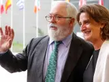 El comisario europeo de Energía, Miguel Arias Cañete, con la ministra de Transición Ecológica, Teresa Ribera.