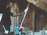 La guerra de Siria a través de los ojos de un artista que refleja el desastre y el horror de las víctimas, en medio de las ruinas de un barrio de Damasco.
