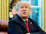 El presidente estadounidense, Donald Trump, asiste a una reunión sobre el huracán Michael en el Despacho Oval de la Casa Blanca.