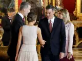 Los reyes Felipe VI y Letizia saludan al presidente del gobierno, Pedro Sánchez, y a su mujer, Begoña Gómez, durante la recepción en el Palacio Real con motivo del Día de la Hispanidad.