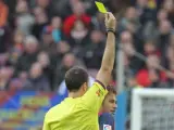 El árbitro Mateu Lahoz frente a Neymar durante un partido en el Camp Nou.