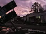 Restos en la calle de destrozos ocasionados por el huracán Michael en Panama City, Florida (EE UU).