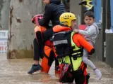 Bomberos trabajan en las operaciones de rescate debido a las inundaciones en Trebes (Francia).