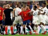 Los jugadores españoles protestaron un posible penalti de Pickford sobre Rodrigo en el España-Inglaterra.