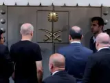 Oficiales turcos y saudíes llegan al consulado de Arabia Saudí en Estambul (Turquía) para investigar la desaparición del columnista opositor saudí Jamal Khashoggi.