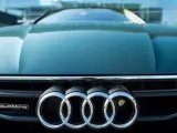 Fotografía de archivo que muestra el logotipo de Audi en un vehículo estacionado en su sede en Ingolstadt, Alemania.