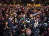Quim Torra atiende a los medios en la concentración "Un año de vergüenza, un año de dignidad" en la Plaza Cataluña de Barcelona.