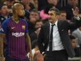 Ernesto Valverde da instrucciones a Arturo Vidal antes de salir a jugar en Wembley.