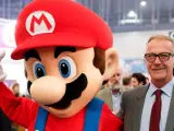 El ministro de Cultura, José Guirao, posa junto a Mario durante la inauguración de la Madrid Games Week.
